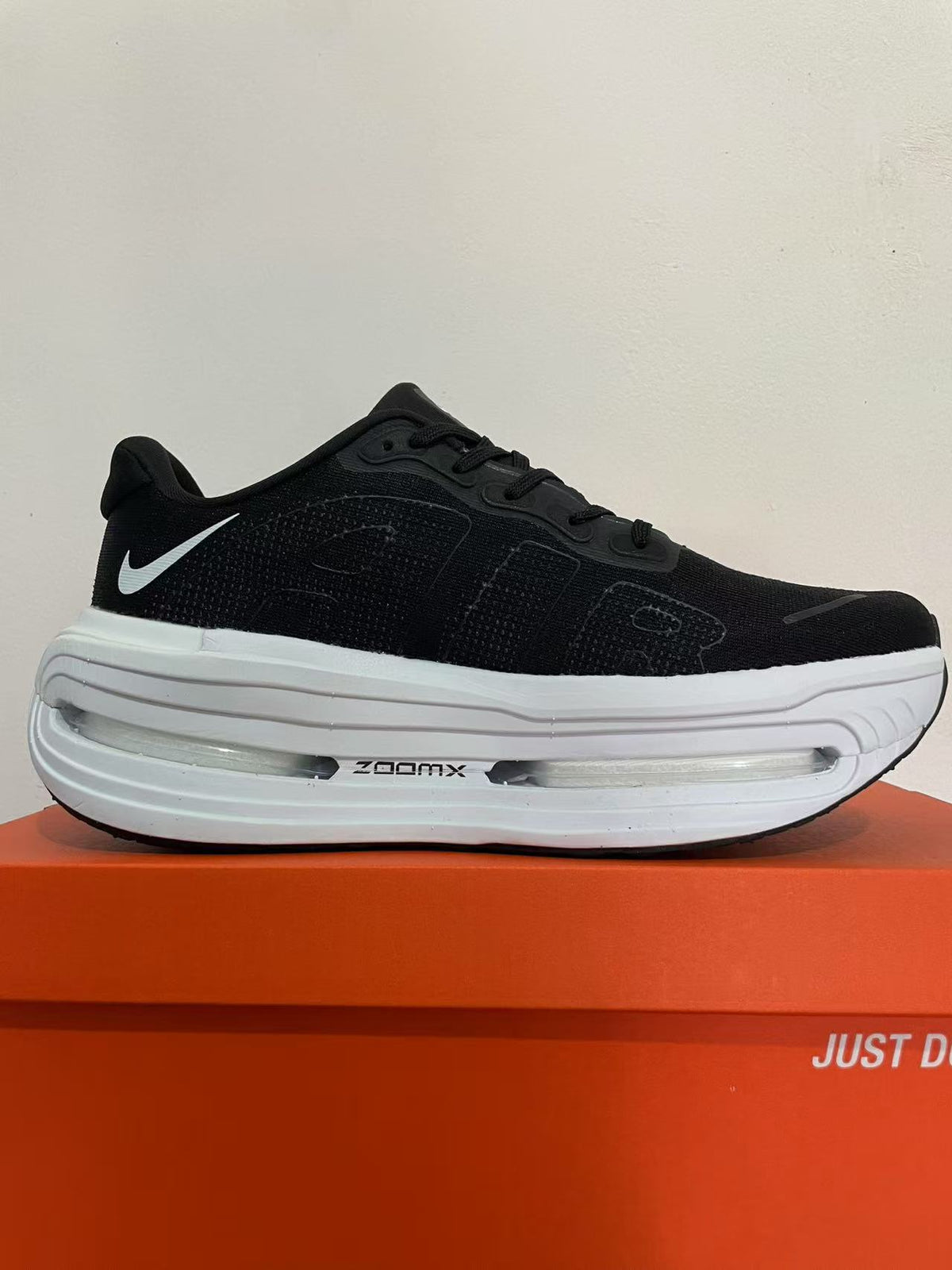 Vomero Premium Running Shoes – Black & White