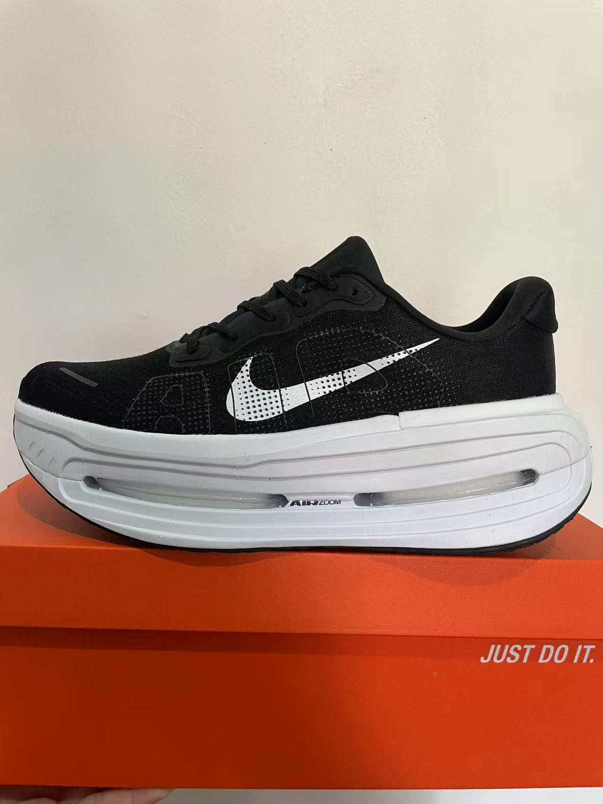 Vomero Premium Running Shoes – Black & White